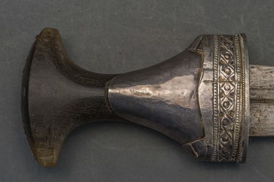 Lot 49 - AN ARAB DAGGER (JAMBIYA) WITH SILVER-MOUNTED HILT, EARLY 20TH CENTURY