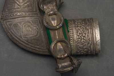 Lot 49 - AN ARAB DAGGER (JAMBIYA) WITH SILVER-MOUNTED HILT, EARLY 20TH CENTURY
