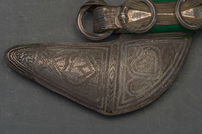 Lot 49 - AN ARAB DAGGER (JAMBIYA) WITH SILVER-MOUNTED HILT, EARLY 20TH CENTURY