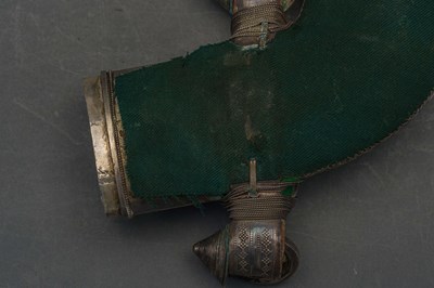 Lot 49 - AN ARAB DAGGER (JAMBIYA) WITH SILVER-MOUNTED HILT, EARLY 20TH CENTURY