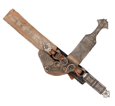 Lot 136 - AN OMANI SILVER-MOUNTED DAGGER (KHANJAR)