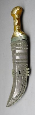 Lot 137 - AN ARAB DAGGER (JAMBIYA)