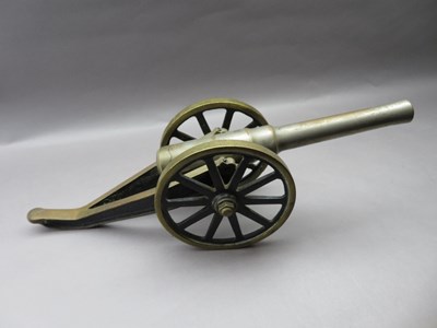 Lot 324 - A VICTORIAN BRASS MINIATURE FIELD GUN