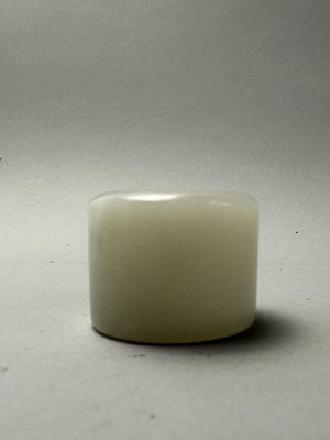 Lot 71 - A CHINESE WHITE JADE ARCHERS RING, QING DYNASTY, 18TH/19TH CENTURY