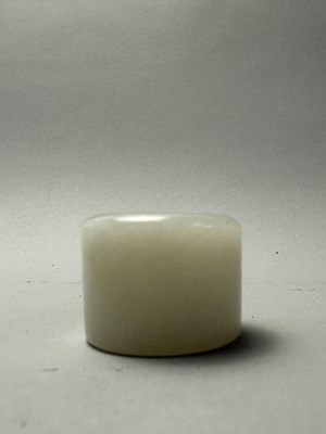 Lot 71 - A CHINESE WHITE JADE ARCHERS RING, QING DYNASTY, 18TH/19TH CENTURY