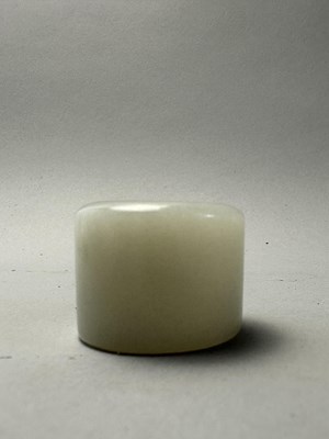 Lot 71 - A CHINESE WHITE JADE ARCHERS RING, QING DYNASTY, 18TH/19TH CENTURY