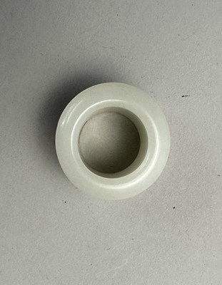 Lot 71 - A CHINESE WHITE JADE ARCHERS RING, QING DYNASTY, 18TH/19TH CENTURY