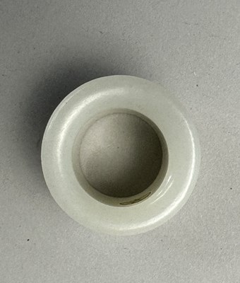 Lot 71 - A CHINESE WHITE JADE ARCHERS RING, QING DYNASTY, 18TH/19TH CENTURY