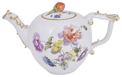 Lot 21 - A MEISSEN SMALL TEAPOT AND COVER