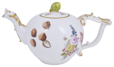 Lot 22 - A SMALL MEISSEN TEAPOT AND COVER