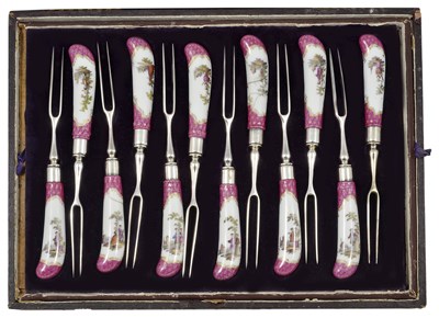 Lot 32 - A SET OF TWELVE FRUIT KNIVES AND TWELVE FORKS