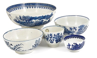 Lot 53 - A GROUP OF WORCESTER BLUE AND WHITE PRINTED PORCELAIN