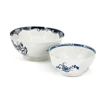 Lot 54 - A WORCESTER BLUE AND WHITE BOWL