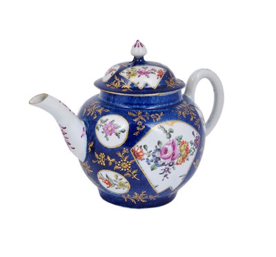 Lot 57 - A WORCESTER TEAPOT AND COVER