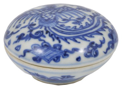 Lot 73 - A CHINESE HATCHER CARGO BLUE AND WHITE PORCELAIN SMALL BOX AND COVER