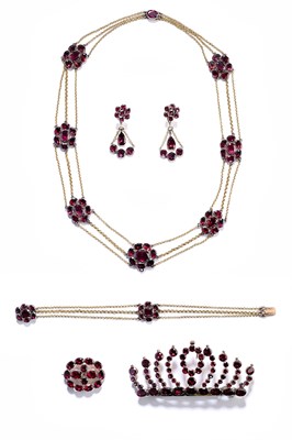 Lot 507 - GEORGIAN GOLD AND GARNET PARURE, 1820s