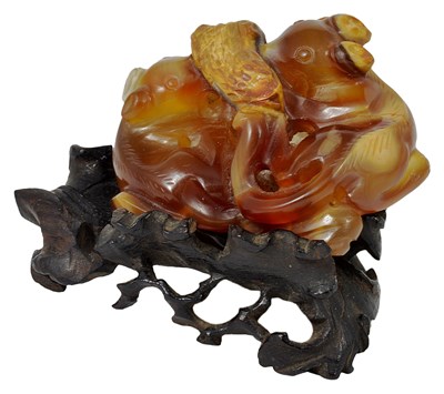 Lot 82 - A CHINESE CARVED AGATE GROUP OF A PAIR OF SQUIRRELS