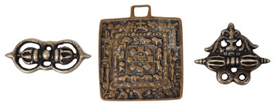 Lot 210 - THREE AMULETIC PENDANTS (TOKCHA)