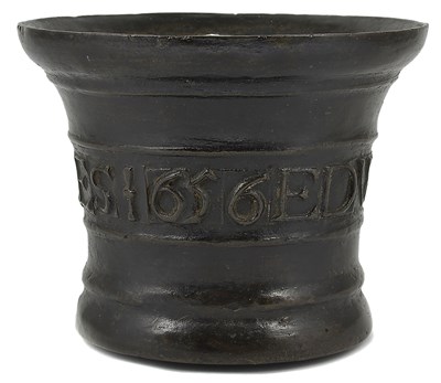 Lot 302 - A COMMONWEALTH BELL METAL MORTAR