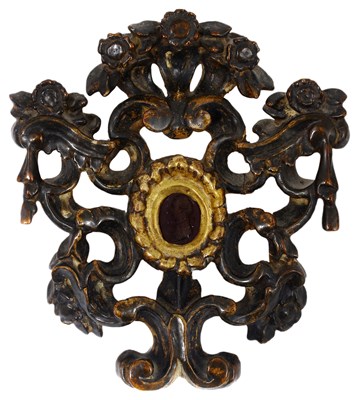 Lot 310 - AN ITALIAN CARVED GILTWOOD RELIQUARY FRAME