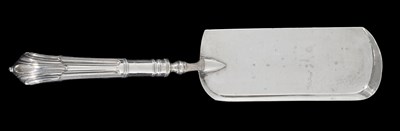 Lot 385 - A VICTORIAN SILVER CRUMB SCOOP