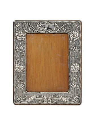 Lot 398 - AN EDWARDIAN SILVER-MOUNTED PHOTOGRAPH FRAME