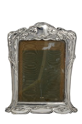 Lot 399 - AN EDWARDIAN SILVER-MOUNTED PHOTOGRAPH FRAME