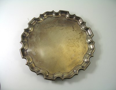 Lot 407 - AN EDWARDIAN SILVER SALVER