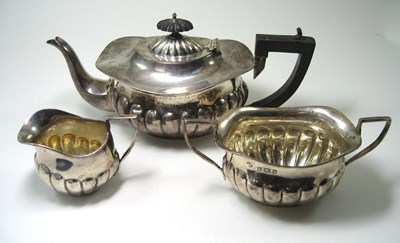 Lot 412 - AN EDWARDIAN SILVER THREE-PIECE TEA SET