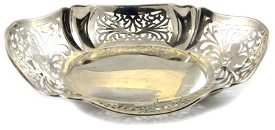 Lot 426 - A GEORGE V SILVER BASKET