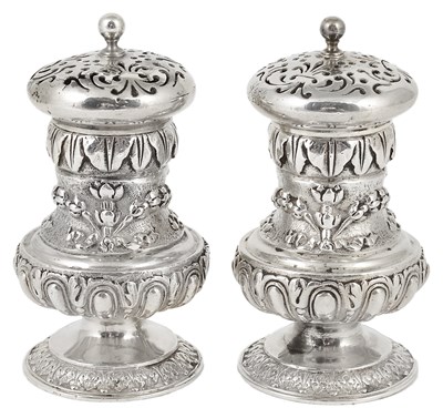 Lot 444 - A PAIR OF GEORGE IV SILVER PEPPERETTES