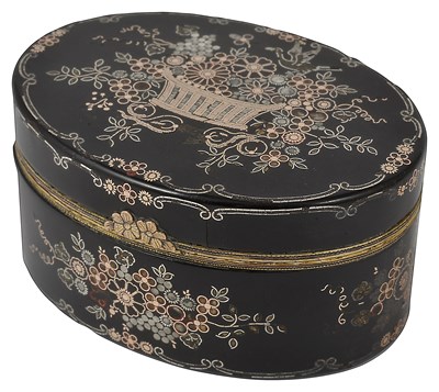 Lot 482 - A LACQUER AND PIQUE SNUFF BOX