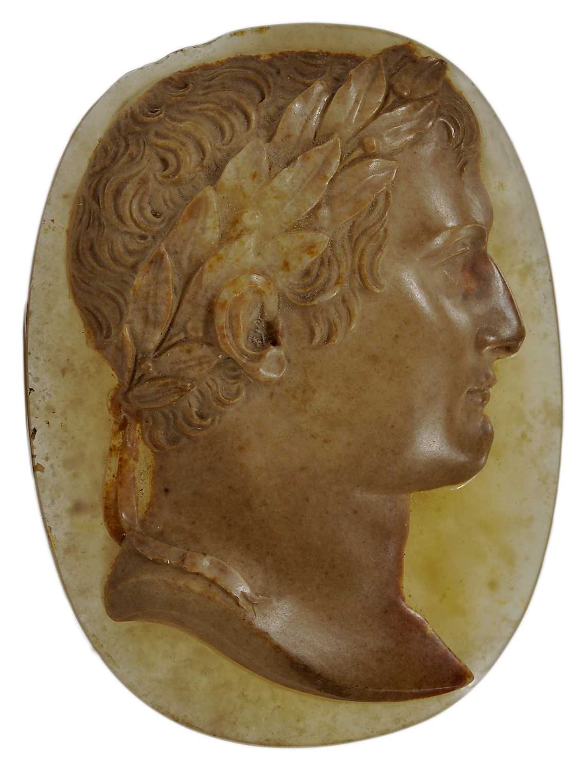 Lot 498 - A CARVED AGATE CAMEO PROFILE PORTRAIT OF NAPOLEON I