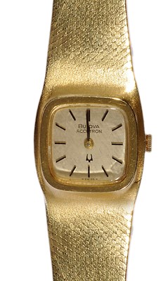 Lot 543 - BULOVA ACCUTRON: A LADY'S EIGHTEEN CARAT GOLD BRACELET WATCH