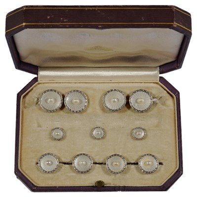 Lot 549 - GENTLEMAN'S MOTHER OF PEARL AND CULTURED PEARL DRESS SET