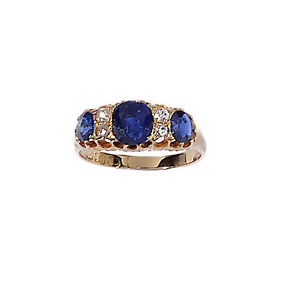 Lot 572 - EIGHTEEN CARAT GOLD, SAPPHIRE AND DIAMOND RING