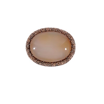 Lot 576 - AGATE AND GOLD BROOCH