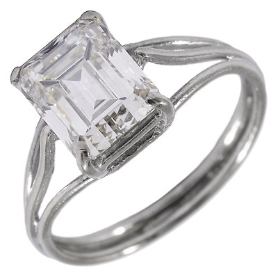 Lot 585 - DIAMOND RING