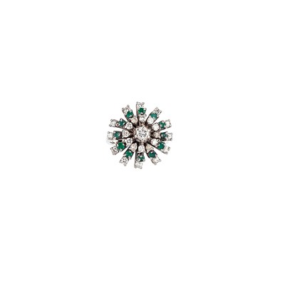 Lot 592 - DIAMOND AND EMERALD RING