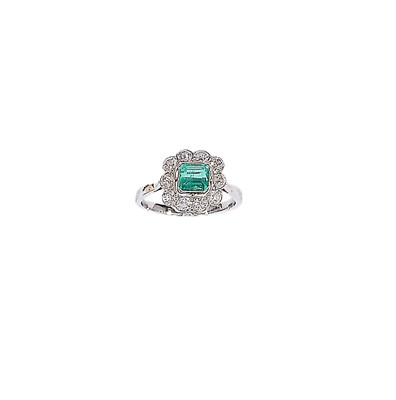 Lot 600 - EMERALD AND DIAMOND RING