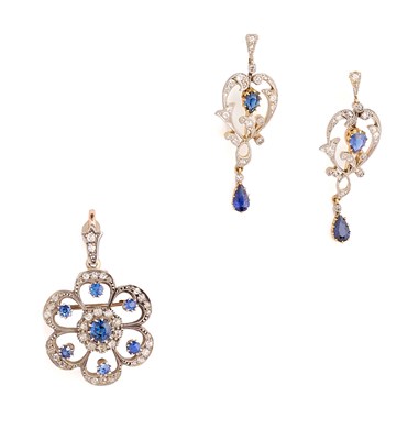 Lot 338 - SAPPHIRE AND DIAMOND PENDANT/BROOCH AND PAIR OF EAR PENDANTS, 1900s