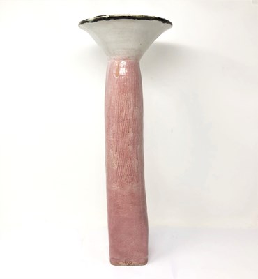 Lot 10 - A STONEWARE VASE, BY YING YEUNG LI (CHINA, BORN 1951)