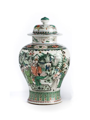 Lot 30 - A CHINESE PORCELAIN VASE AND COVER, 20TH CENTURY