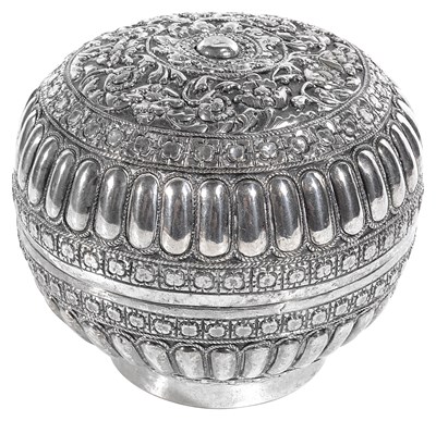 Lot 162 - A SILVER LIMEBOX, BURMA, 19TH CENTURY