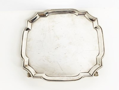 Lot 257 - A GEORGE V SILVER SALVER, EDWARD BARNARD & SONS LTD., LONDON, 1924