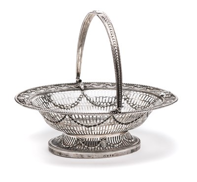 Lot 303 - A GEORGE III SILVER BASKET, ROBERT HENNELL, LONDON, 1777