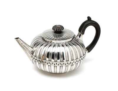 Lot 304 - A GEORGE III SILVER TEAPOT, ROBERT MAKEPEACE & RICHARD CARTER, LONDON, 1778