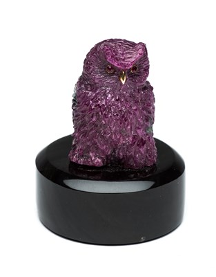 Lot 351 - A RUBY FIGURE OF AN OWL, LUIS ALBERTO QUISPE APARICIO, LIMA, PERU, CIRCA 2000