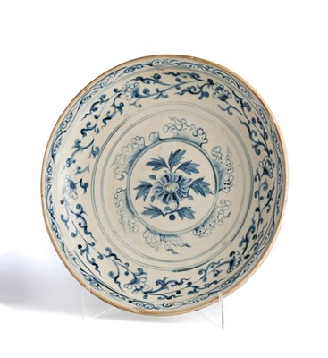 Lot 15 - A BLUE AND WHITE CHARGER, PROBABLY ANAMESE