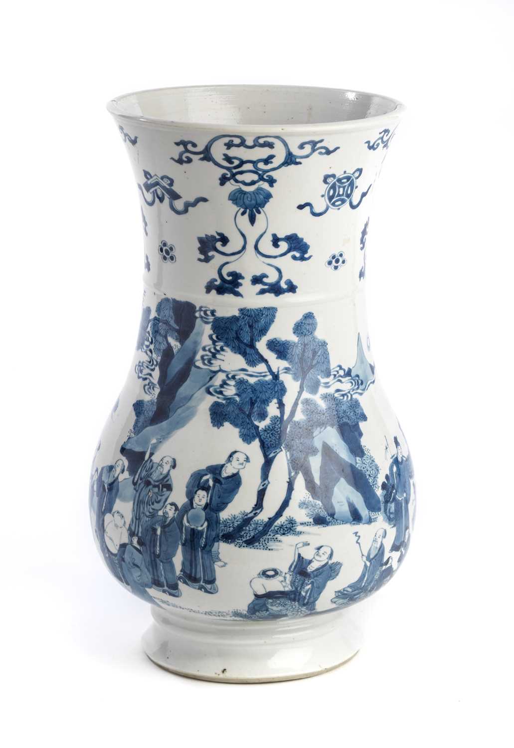 Lot 19 - A LARGE CHINESE BLUE AND WHITE VASE